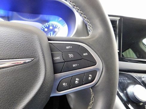 Used 2023 Chrysler Pacifica Touring-L image 21