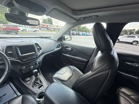 Used 2019 Jeep Cherokee Latitude Plus w/ Comfort/Convenience Group AWD/4WD image 15