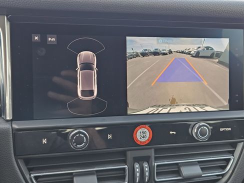 Certified 2026 Porsche Macan image 18