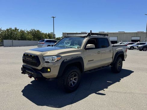 Used 2018 Toyota Tacoma TRD Off-Road w/ Technology Package AWD/4WD image 8