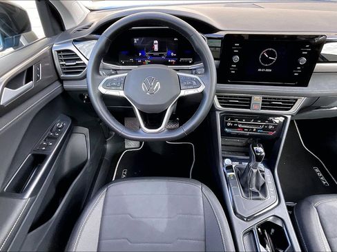Certified 2025 Volkswagen Taos SE image 4