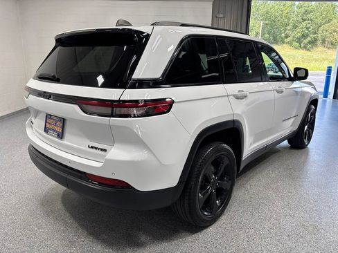 Used 2023 Jeep Grand Cherokee Limited w/ Black Appearance Package AWD/4WD image 7