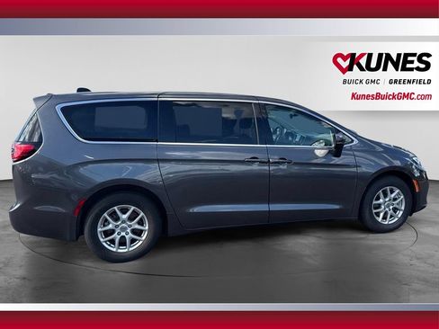 Used 2023 Chrysler Pacifica Touring-L FWD image 4