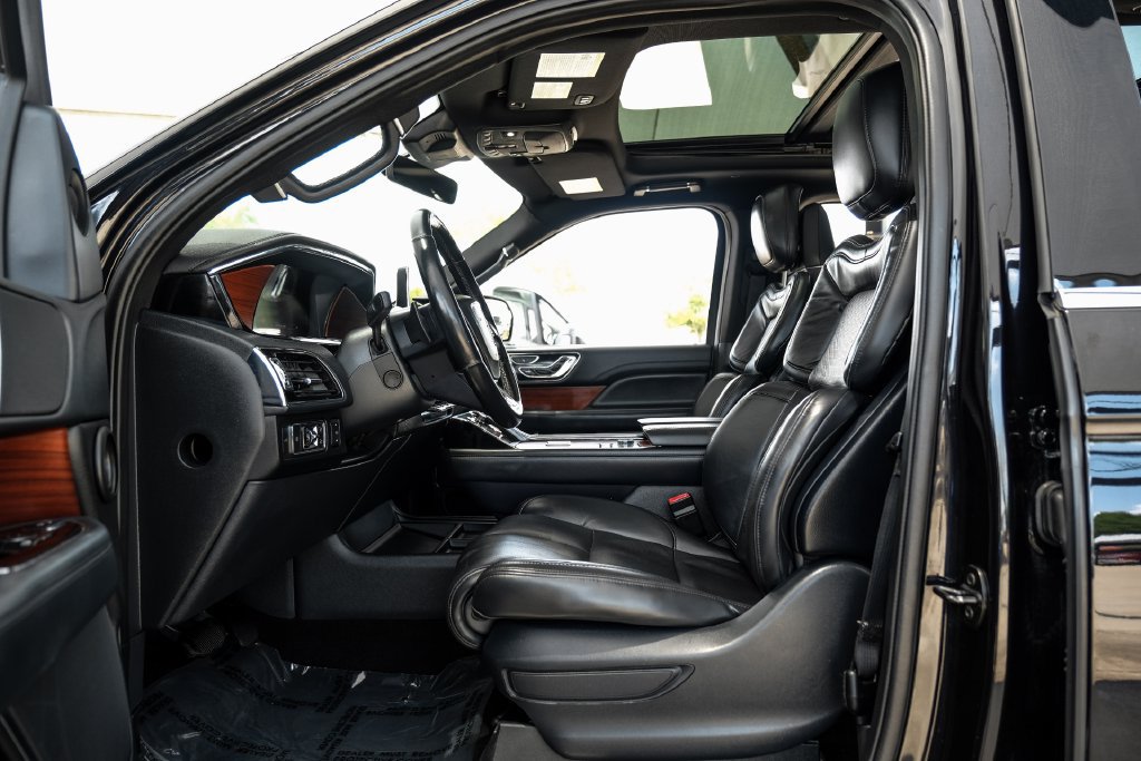 Used 2022 Lincoln Navigator Reserve AWD/4WD image 3