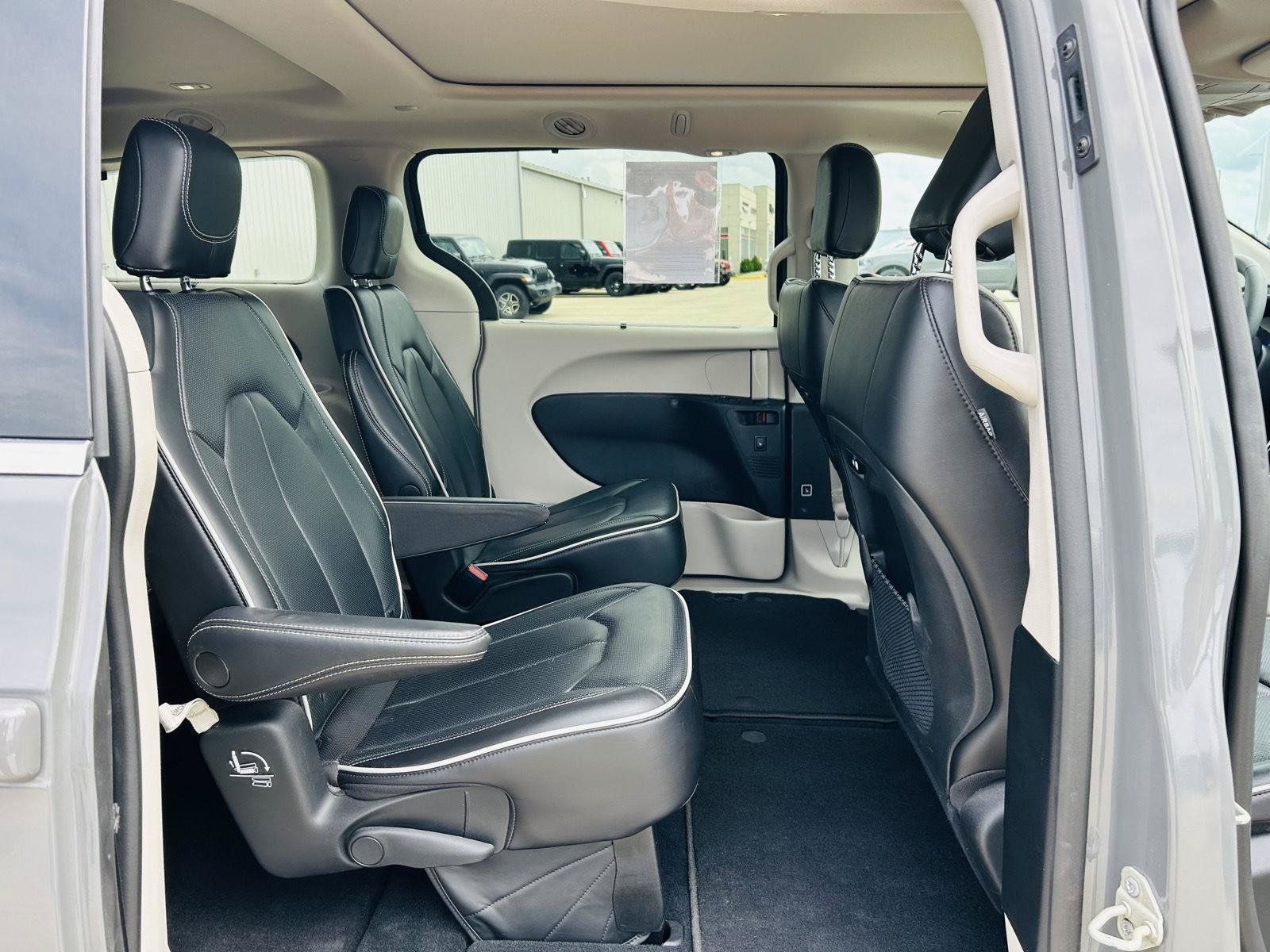 Used 2023 Chrysler Pacifica Limited FWD image 34