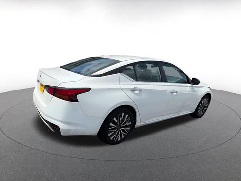 Used 2025 Nissan Altima 2.5 SV FWD image 15