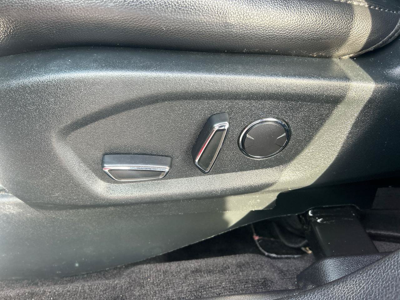 Used 2018 Ford Explorer XLT w/ Equipment Group 202A FWD image 15