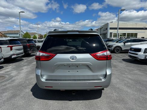 Used 2020 Toyota Sienna XLE w/ XLE Navigation Package AWD/4WD image 6
