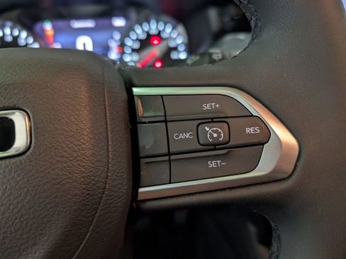 Used 2025 Jeep Compass Latitude w/ Convenience Group AWD/4WD image 17
