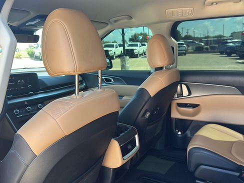 Used 2024 Kia Carnival LX image 17