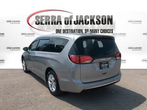 Used 2020 Chrysler Pacifica Touring w/ Tire & Wheel Group FWD image 6
