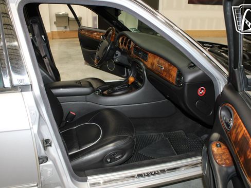 Used 2002 Jaguar XJ8 L Vanden Plas image 7