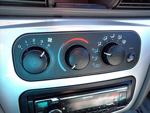 Used 2005 Chrysler Sebring Touring FWD image 16