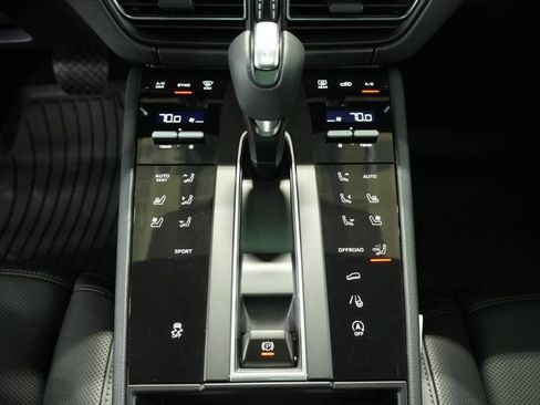 New 2026 Porsche Macan image 23