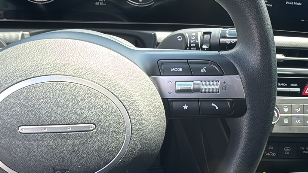 Used 2025 Hyundai Santa Cruz SE AWD/4WD image 18