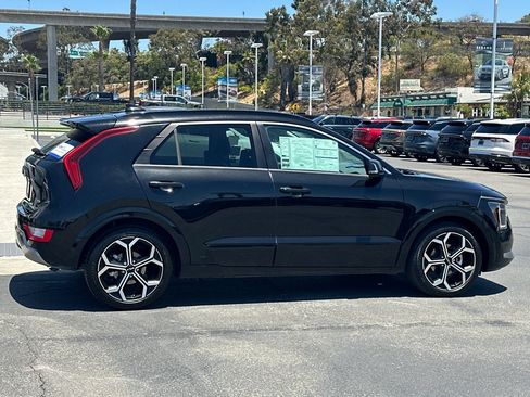 Used 2023 Kia Niro EX Touring FWD image 2