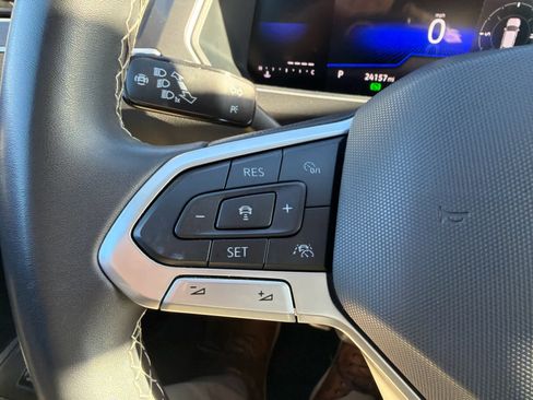 Used 2024 Volkswagen Tiguan SE image 30