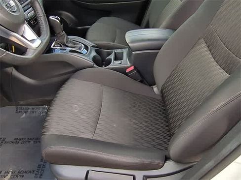 Used 2020 Nissan Rogue SV image 15