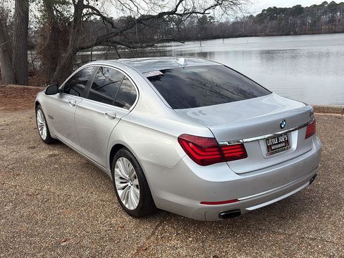 Used 2015 BMW 740i image 9