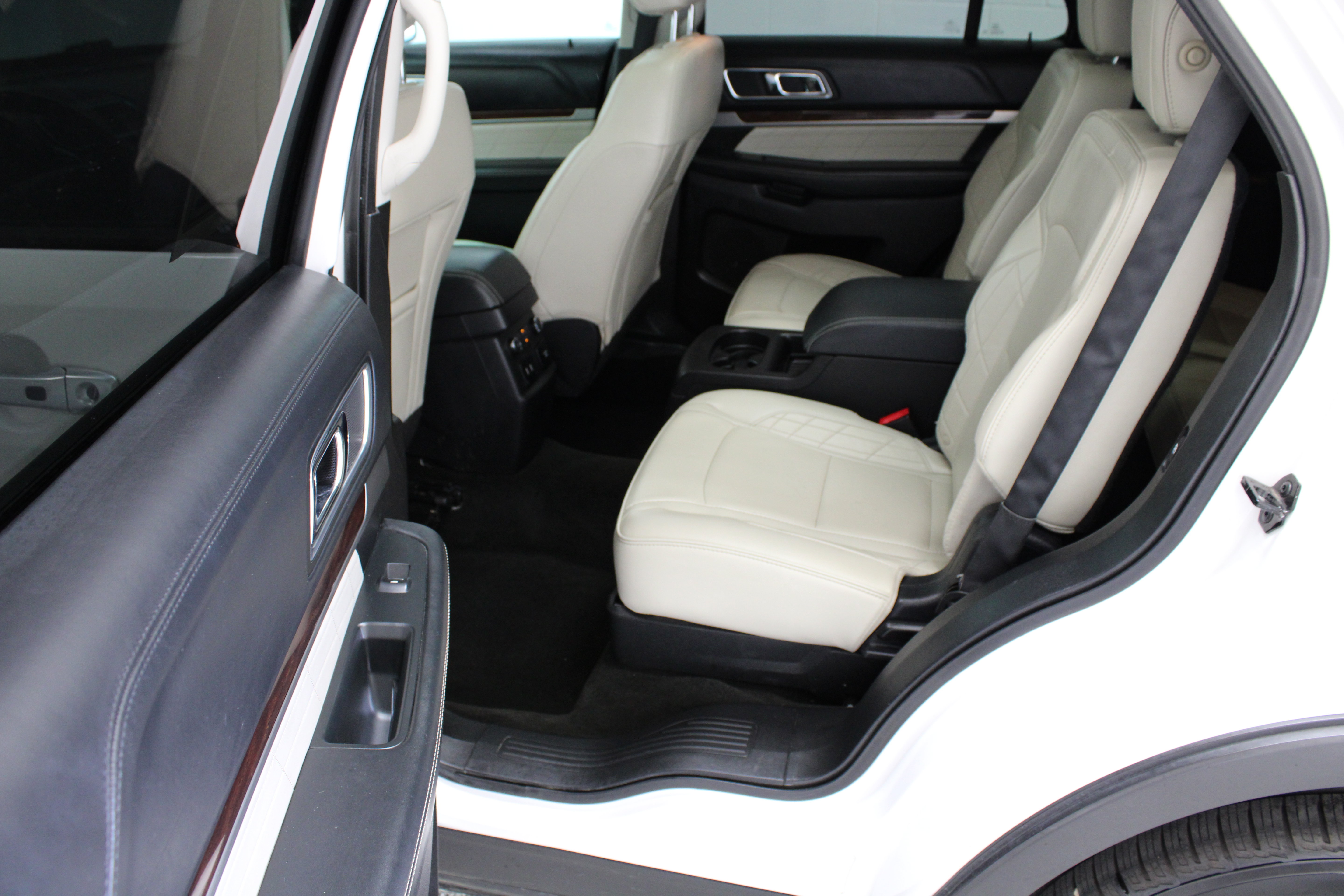 Used 2017 Ford Explorer Platinum AWD/4WD image 31