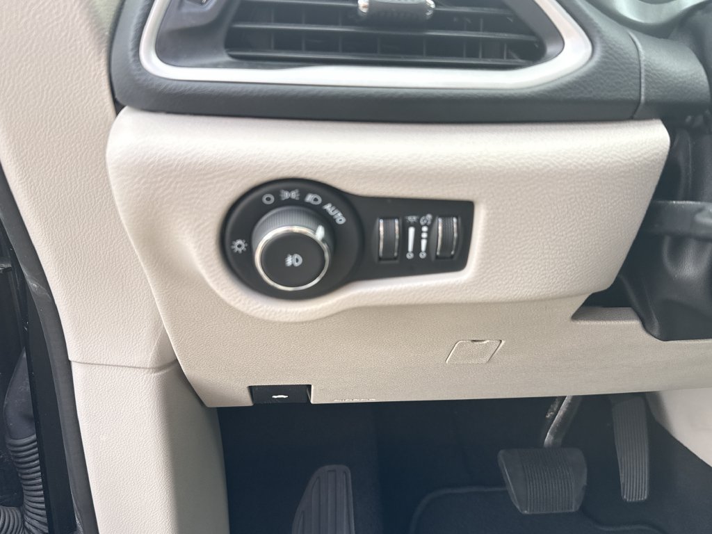 Used 2024 Chrysler Pacifica Touring-L FWD image 19