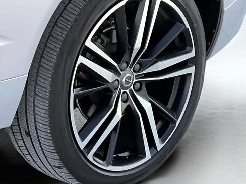 Used 2020 Volvo XC60 T5 R-Design w/ Protection Package Premier AWD/4WD image 13