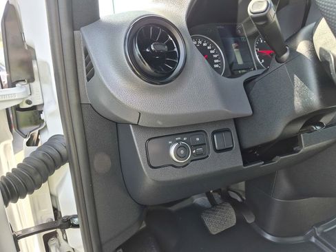 Used 2025 Mercedes-Benz Sprinter 2500 image 27