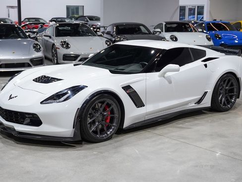 Used 2016 Chevrolet Corvette Z06 w/ 3LZ Preferred Equipment Group image 2