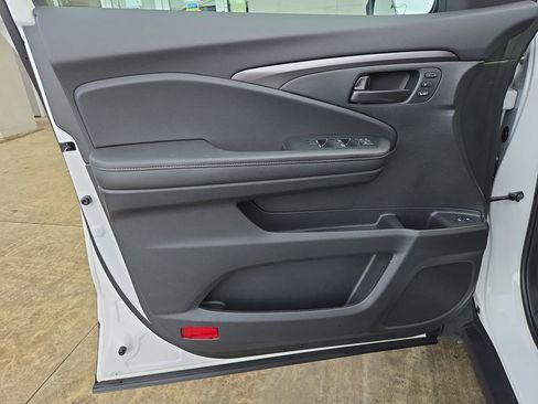 Used 2025 Honda Passport EX-L image 12