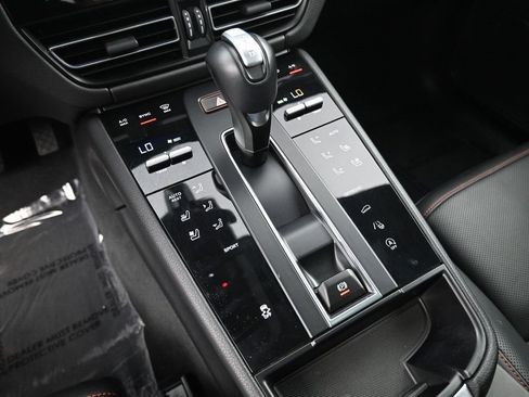 Certified 2025 Porsche Macan image 22