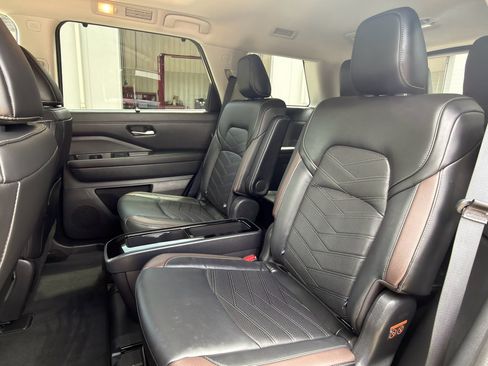Used 2025 Nissan Pathfinder Platinum FWD image 20