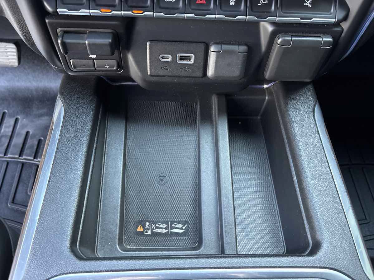 Used 2019 Chevrolet Silverado 1500 High Country w/ Technology Package AWD/4WD image 24