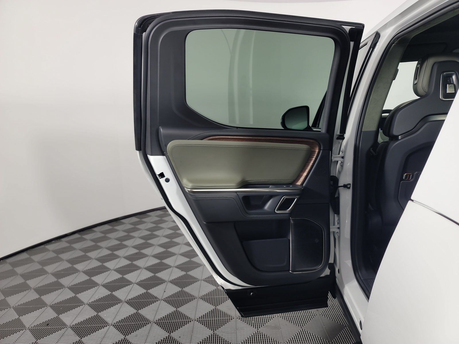 Used 2024 Rivian R1T Adventure Dual AWD/4WD image 17