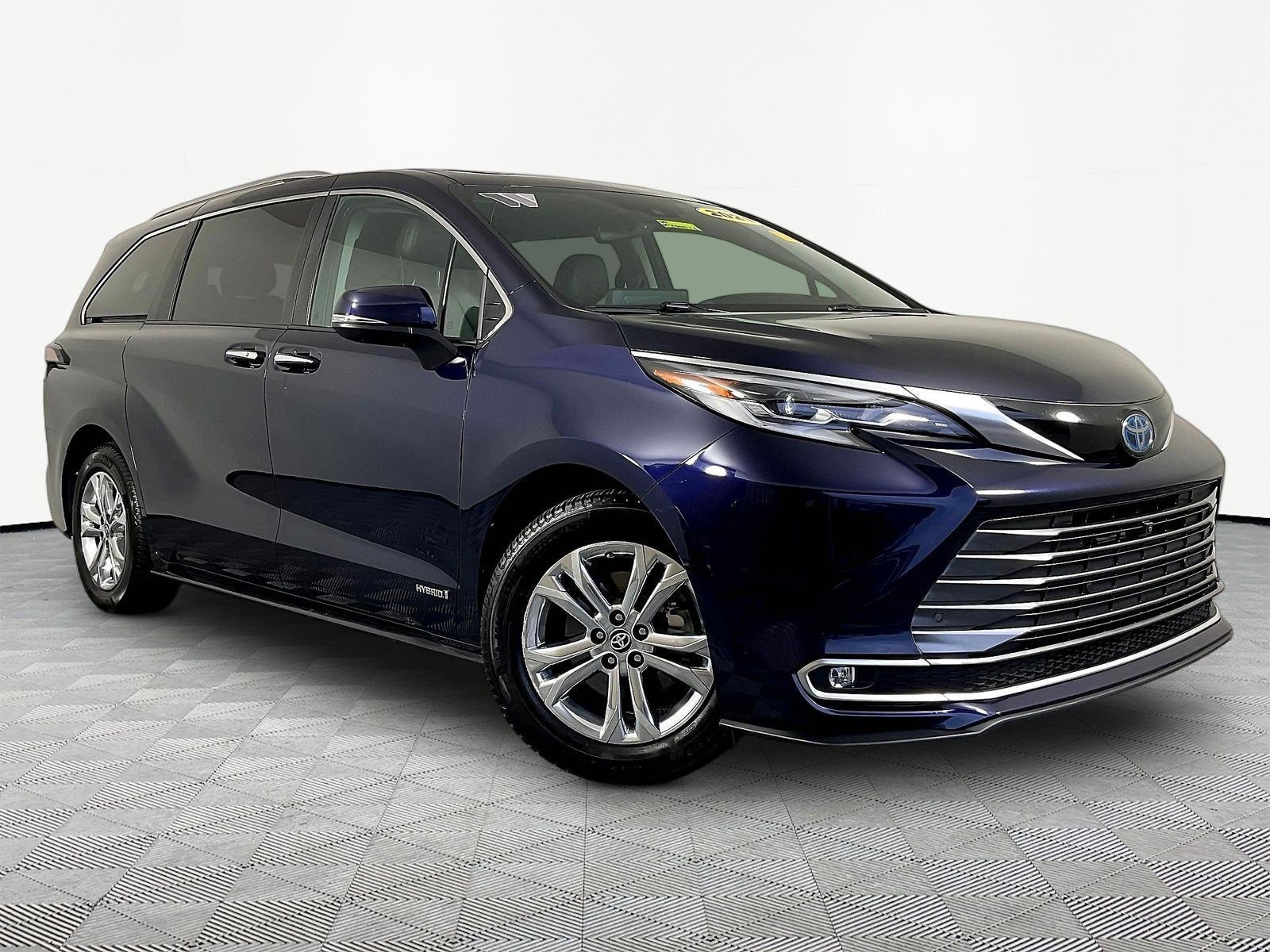 Used 2021 Toyota Sienna Platinum AWD/4WD image 3
