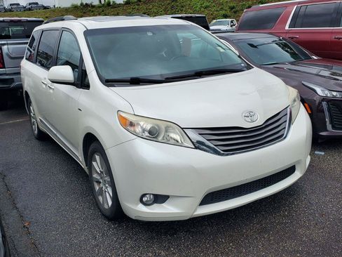 Used 2017 Toyota Sienna XLE w/ XLE Navigation Package AWD/4WD image 2