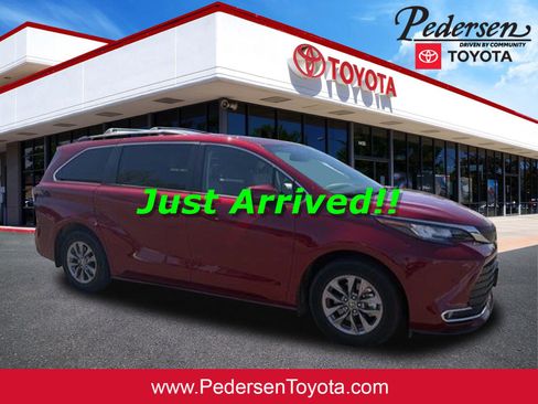 Used 2023 Toyota Sienna XLE image 1