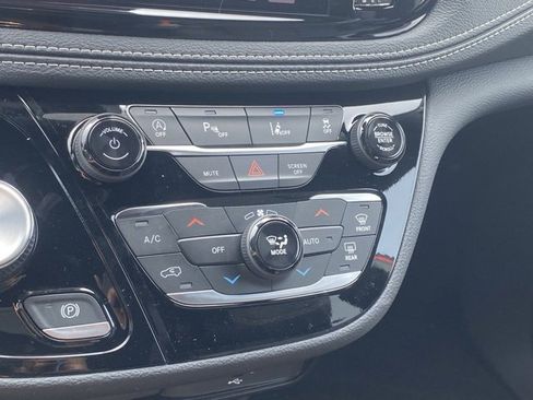 New 2026 Chrysler Pacifica Select image 23