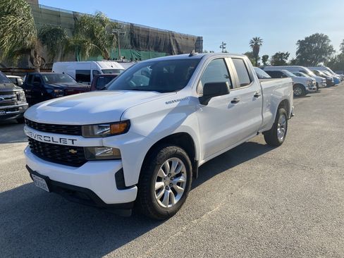 Used 2020 Chevrolet Silverado 1500 Custom w/ Custom Value Package RWD image 2