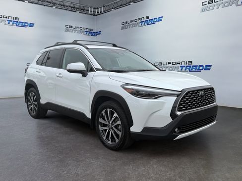 Used 2024 Toyota Corolla Cross XLE image 3