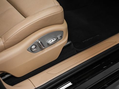 Certified 2023 Porsche Macan AWD/4WD image 18