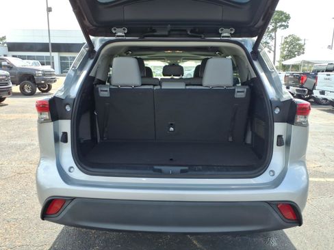 Used 2020 Toyota Highlander XLE FWD image 5