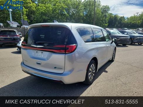 Used 2023 Chrysler Pacifica Touring-L FWD image 5
