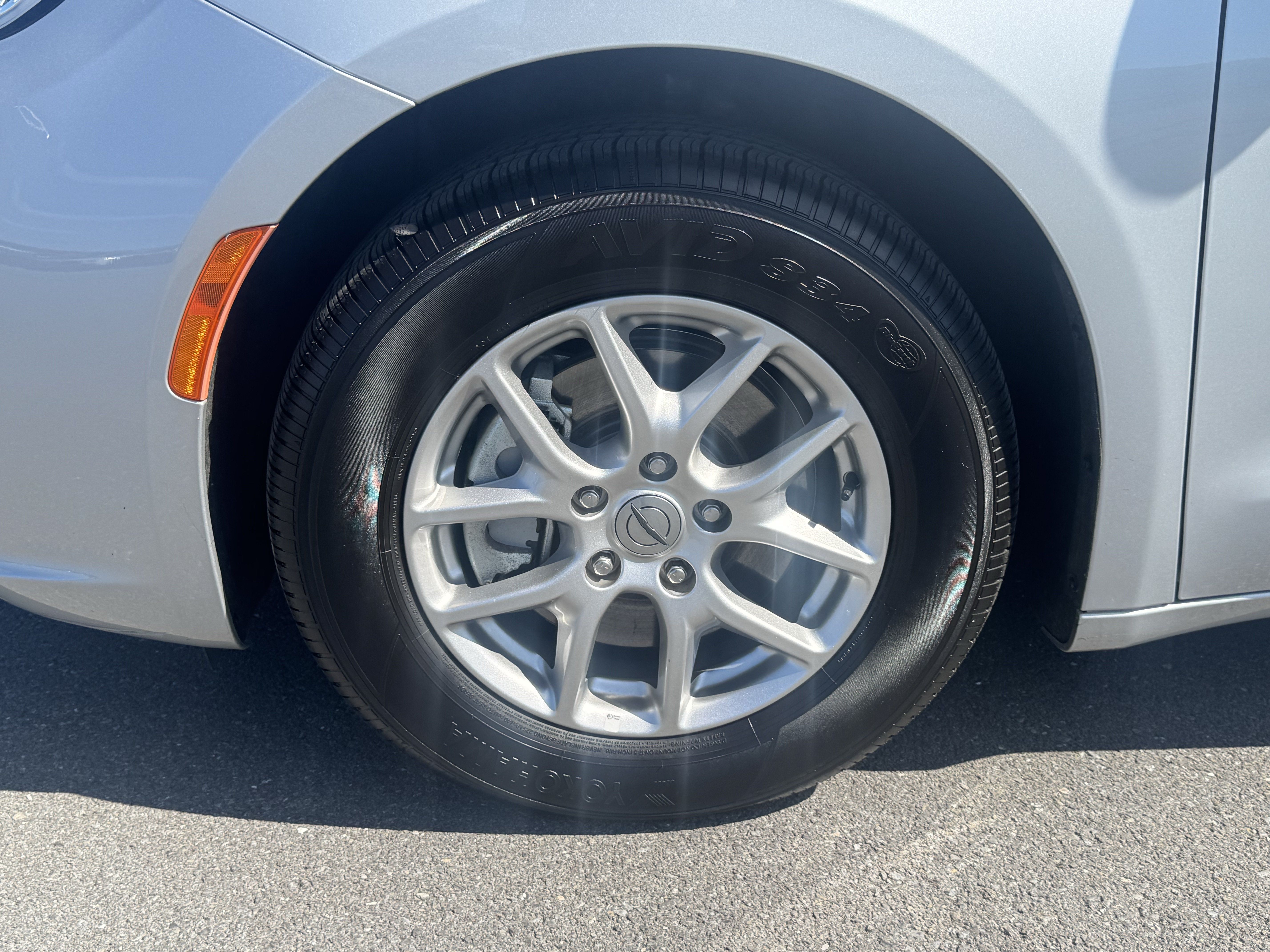 Used 2024 Chrysler Pacifica Touring-L FWD image 11