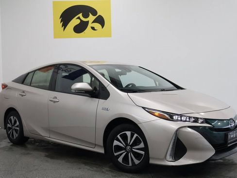 Used 2018 Toyota Prius Prime Premium image 2