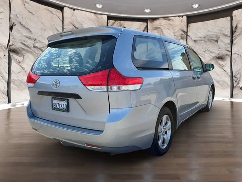 Used 2011 Toyota Sienna w/ Towing Pkg FWD image 6