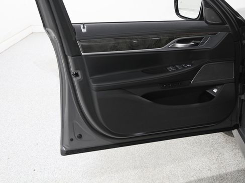 Certified 2022 BMW 740i xDrive w/ M Sport Package image 4