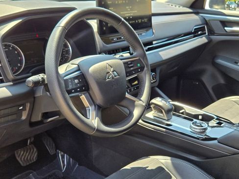 Used 2025 Mitsubishi Outlander SE AWD/4WD image 17