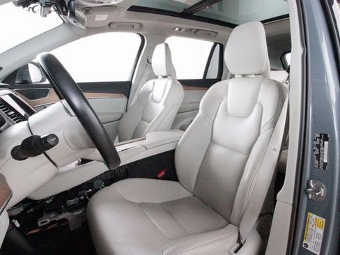 Certified 2022 Volvo XC90 T6 Momentum w/ Advanced Package image 21
