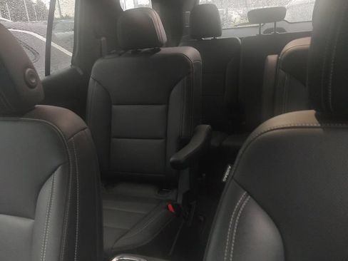 Used 2025 Chevrolet Traverse LT FWD image 9