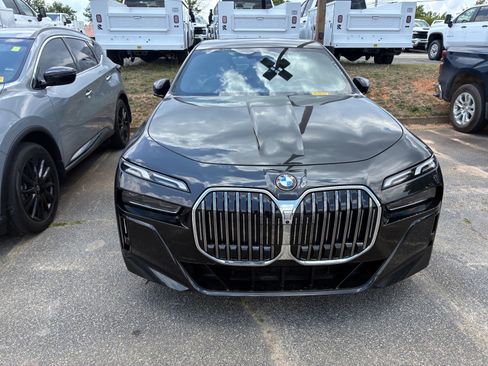 Used 2025 BMW 740i xDrive AWD/4WD image 2